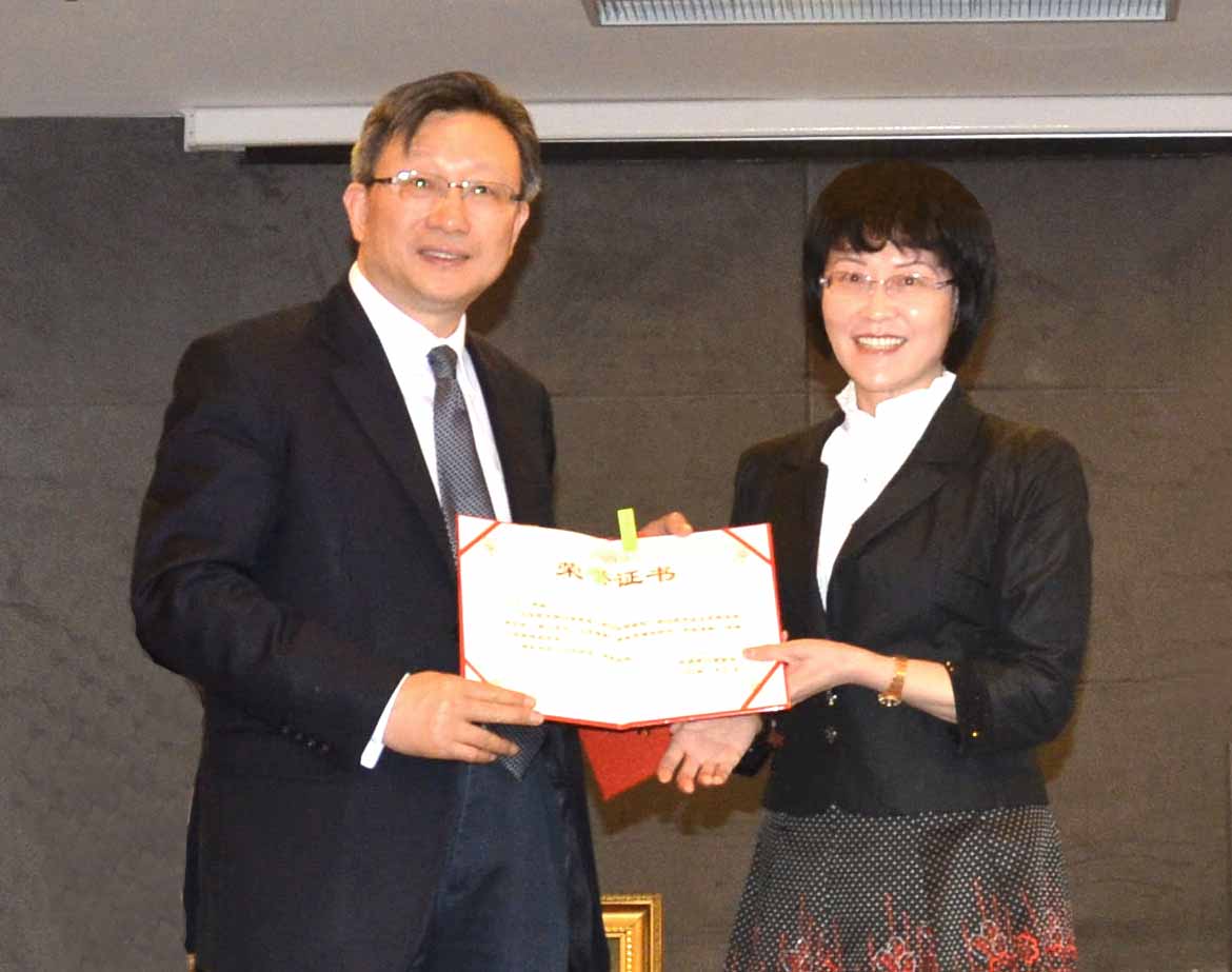 省政协副主席蔡秀军颁发捐赠证书